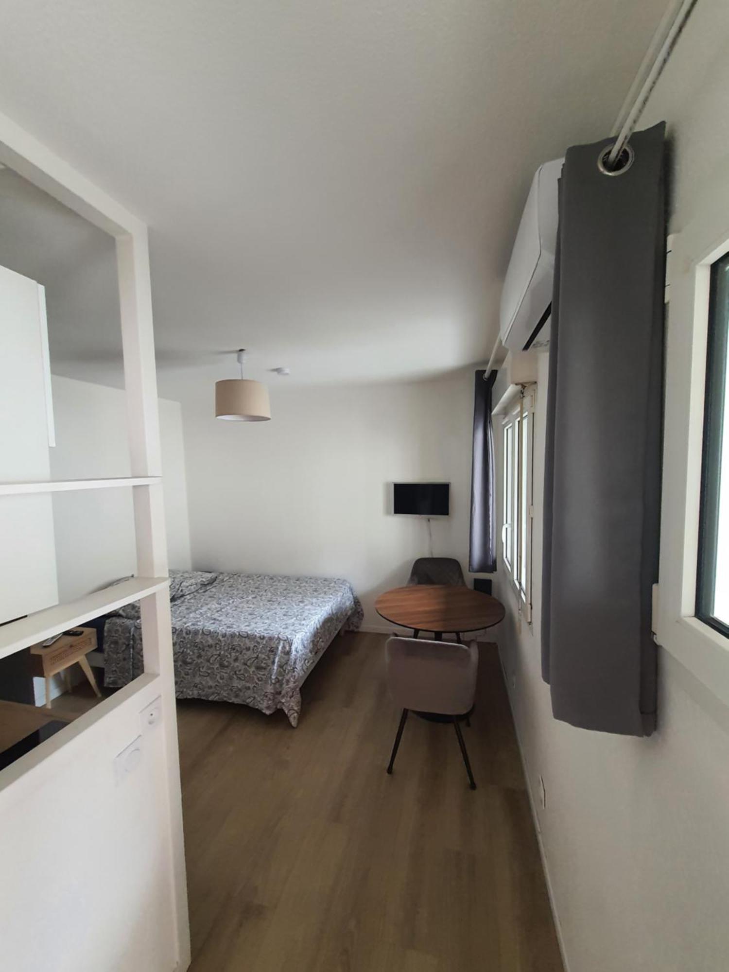 Au Calme Espace Exterieur Parking Gratuit Dans La Rue Apartment